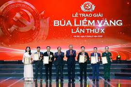 Tổng Bí thư Tô Lâm và Thủ tướng Phạm Minh Chính trao giải A Búa liềm vàng lần thứ X cho các tác giả và nhóm tác giả. (Ảnh: Thống Nhất/TTXVN)