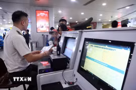 Người dân, khách du lịch quay trở lại Hà Nội tại sân bay Nội Bài sau kỳ nghỉ Tết Nguyên đán Ất Tỵ. (Ảnh: Quốc Khánh/TTXVN)