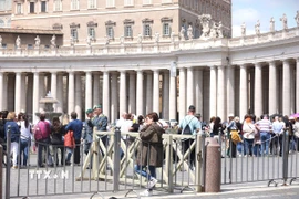 Lực lượng Hiến binh và cảnh sát tại Quảng trường San Pietro (nơi đặt linh cữu của Giáo hoàng Francis) (Ảnh: Trường Dụy/TTXVN)