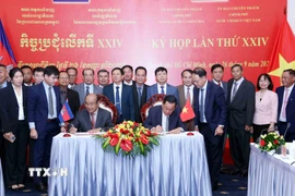 Thượng tướng Võ Minh Lương (phải), Thứ trưởng Bộ Quốc phòng, Chủ tịch Ủy ban Chuyên trách Chính phủ nước CHXHCN Việt Nam và Đại tướng Pol Saroeun (trái), Cố vấn cấp cao của Quốc vương Campuchia, Chủ tịch Ủy ban Chuyên trách Chính phủ Campuchia ký biên bản Kỳ họp. (Ảnh: Xuân Khu/TTXVN)