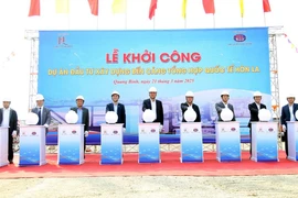 Các đại biểu thực hiện nghi thức khởi công Bến cảng tổng hợp quốc tế Hòn La. (Ảnh: Tá Chuyên/TTXVN)