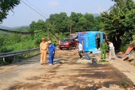 Lực lượng chức năng điều tiết giao thông. (Ảnh: Đinh Thùy/TTXVN)