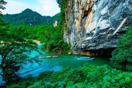 Cảnh vật bên ngoài cửa động Phong Nha (Vườn Quốc gia Phong Nha-Kẻ Bàng) đẹp như một bức tranh. (Ảnh: TTXVN phát)