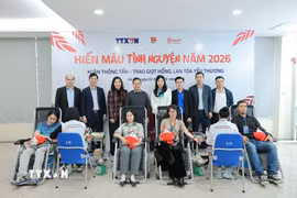 Bà Đỗ Thị Trang, Phó Bí thư chuyên trách Đảng ủy TTXVN và Phó Giáo sư, Tiến sỹ Nguyễn Hà Thanh, Viện trưởng Viện Huyết học - Truyền máu Trung ương chụp ảnh lưu niệm cùng người hiến máu tình nguyện. (Ảnh: Lê Đông/TTXVN)