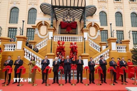 Tổng Bí thư Tô Lâm, Chủ tịch nước Lương Cường, Thường trực Ban Bí thư Trần Cẩm Tú và các đồng chí lãnh đạo, nguyên lãnh đạo Đảng, Nhà nước cắt băng khánh thành dự án cải tạo, sửa chữa, nâng cấp, xây mới trụ sở làm việc Cơ quan Chủ tịch nước tại số 2 Lê Thạch. (Ảnh: Lâm Khánh/TTXVN)