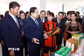 Chủ tịch Quốc hội Trần Thanh Mẫn tham quan gian trưng bày sản phẩm nông nghiệp tại lễ công bố. (Ảnh: Doãn Tấn/TTXVN)