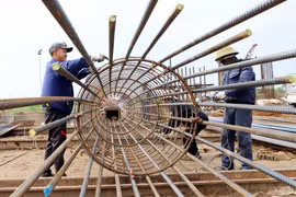 Để hoàn thành tiến độ nhà thầu đã huy động khoảng 500 công nhân thi công liên tục "3 ca 4 kíp" xuyên ngày nghỉ lễ 30/4-1/5.(Ảnh: Mạnh Khánh/TTXVN)