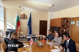 Đại sứ Việt Nam tại Bulgaria Nguyễn Thị Minh Nguyệt làm việc với Thị trưởng Galina Stoyanova. (Ảnh: TTXVN phát)