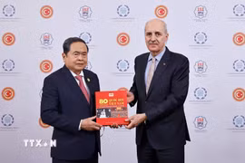 Chủ tịch Quốc hội Trần Thanh Mẫn tặng sách "80 năm Quốc hội Việt Nam" cho Chủ tịch Quốc hội Thổ Nhĩ Kỳ Numan Kurtulmus. (Ảnh: Doãn Tấn/TTXVN)