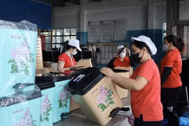 Công nhân nhà máy nhựa Đại Đồng Tiến (Thành phố Hồ Chí Minh) dán nhãn, đóng gói bao bì sản phẩm. (Ảnh: Xuân Anh/TTXVN)