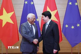 Chủ tịch nước Lương Cường đón Chủ tịch Hội đồng châu Âu António Costa dự tiệc chiêu đãi. (Ảnh: Lâm Khánh/TTXVN)