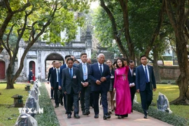 Chủ tịch Hội đồng châu Âu António Costa đến tham quan Khu di tích quốc gia đặc biệt Văn Miếu-Quốc Tử Giám. (Ảnh: Phạm Kiên/TTXVN)