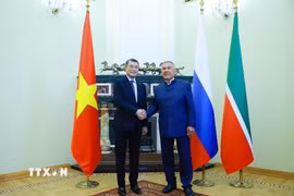 Thủ tướng Lê Minh Hưng gặp Người đứng đầu Cộng hòa Tatarstan Rustam Minnikhanov. (Ảnh: Dương Giang/TTXVN)