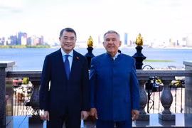 Thủ tướng Lê Minh Hưng gặp Người đứng đầu Cộng hòa Tatarstan Rustam Minnikhanov. (Ảnh: Dương Giang/TTXVN)