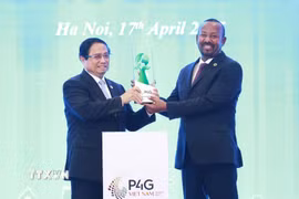 Thủ tướng Phạm Minh Chính trao biểu trưng đăng cai tổ chức Hội nghị thượng đỉnh Diễn đàn Đối tác vì Tăng trưởng xanh và Mục tiêu toàn cầu (P4G) lần thứ năm cho Thủ tướng Ethiopia Abiy Ahmed Ali. (Ảnh: Dương Giang/TTXVN)
