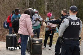 Cảnh sát chặn người di cư vượt biên từ Mỹ vào Canada tại trạm kiểm soát ở tỉnh Quebec (Canada) ngày 24/4/2022. (Ảnh: REUTERS/TTXVN)