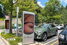 Một xe EV tại trạm sạc ở Mỹ. (Ảnh: Ngọc Quang/TTXVN)