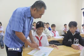Hiện nay, đảm nhiệm vai trò lãnh đạo quản lý Trường phổ thông Dân tộc bán trú trung học cơ sở Mường Lý với hơn 472 học sinh, trách nhiệm của thầy Xuân còn nặng nề hơn bao giờ hết. (Ảnh: Nguyễn Nam/TTXVN)
