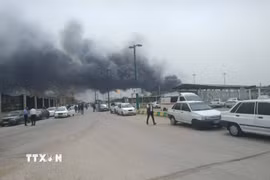 Khói bốc lên tại hiện trường vụ nổ Trung tâm hoá dầu Mahshahr ở Ahvaz, thủ phủ tỉnh Khuzestan, Iran. (Ảnh: liveuamap.com/TTXVN)