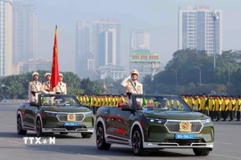 Xe chỉ huy và Tổ Công an kỳ dẫn đầu đội hình đại diện cho các lực lượng tham gia bảo vệ Đại hội Đảng toàn quốc lần thứ XIV. (Ảnh: Phạm Kiên/TTXVN)
