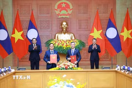 Thủ tướng Lê Minh Hưng và Thủ tướng Lào Sonexay Siphandone chứng kiến trao Thỏa thuận hợp tác giữa Bộ Tài chính Việt Nam và Bộ Tài chính Lào giai đoạn 2026-2030. (Ảnh: Dương Giang/TTXVN)
