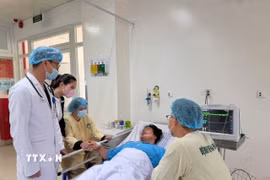 Bệnh nhân Kim J.H trong thời gian điều trị dần phục hồi và trò chuyện với người thân và nhân viên y tế bệnh viện. (Ảnh: TTXVN phát)