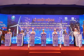 Các đại biểu thực hiện nghi thức ấn nút khởi động. (Ảnh: Tuấn Kiệt/TTXVN.)