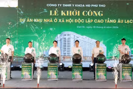 Các đại biểu thực hiện nghi thức ấn nút khởi công Dự án. (Ảnh: Tạ Toàn/TTXVN)