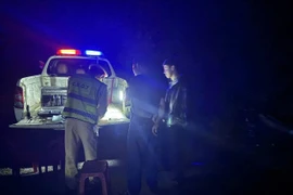 Cảnh sát giao thông lập biên bản xử lý xe khách vi phạm. (Nguồn: Facebook Công an thành phố Đà Nẵng)