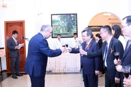 Ông Nguyễn Thanh Nghị, Phó Bí thư Thường trực Thành ủy Thành phố Hồ Chí Minh chúc mừng ông Timur Sirozevich Sadykov, Tổng lãnh sự Liên bang Nga tại Thành phố Hồ Chí Minh. (Ảnh: Xuân Khu/TTXVN)