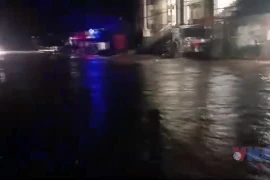 Cận cảnh nước lũ cuồn cuộn tại Nghệ An, nhà cửa, đồ đạc bị cuốn trôi