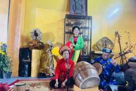 Các nghệ sỹ hát chầu văn trong không gian “Happy Tết 2026”. (Ảnh: Tuyết Mai/TTXVN)