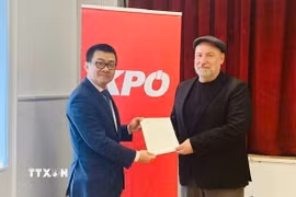 Đại sứ Vũ Lê Thái Hoàng đã gặp và trao Thư cảm ơn của Ban Chấp hành Trung ương Đảng Cộng sản Việt Nam tới tay đồng chí Günther Hopfgartner, Chủ tịch KPÖ. (Ảnh: TTXVN phát)