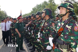 Thượng tướng Hoàng Xuân Chiến, Ủy viên Trung ương Đảng, Thứ trưởng Bộ Quốc phòng đã đến thăm hỏi các đoàn quân đội Trung Quốc, Lào và Campuchia đang tham gia luyện tập tại tỉnh Bình Dương. (Ảnh: TTXVN phát)