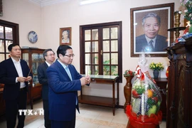 Thủ tướng Chính phủ Phạm Minh Chính dâng hương tưởng nhớ Chủ tịch Hội đồng Bộ trưởng Phạm Hùng, Thủ tướng Chính phủ Võ Văn Kiệt tại tư gia các đồng chí ở Thành phố Hồ Chí Minh. (Ảnh: Thống Nhất/TTXVN)