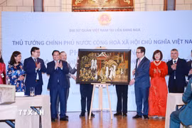 Thủ tướng Phạm Minh Chính tặng quà cho Đại sứ quán Việt Nam tại Liên bang Nga. (Ảnh: Dương Giang/TTXVN)
