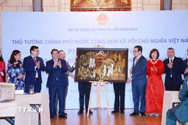 Thủ tướng Phạm Minh Chính tặng quà cho Đại sứ quán Việt Nam tại Liên bang Nga. (Ảnh: Dương Giang/TTXVN)