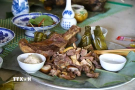 Một trong 3 mâm cúng được bày biện, dâng lên trong không gian đền. Mâm cúng này gửi ước muốn đến thần sông, thần suối cho nhiều cá tôm, cua để dân bản gặp nhiều thuận lợi khi đi khai thác thủy sản ở các khe suối, lòng sông. (Ảnh: Xuân Tiến/TTXVN)