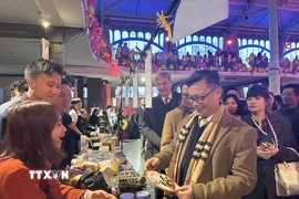 Đại sứ Trịnh Đức Hải tới tham dự sự kiện và chúc mừng, động viên cộng đồng người Việt nhân dịp Tết cổ truyền Bính Ngọ 2026. (Ảnh: Ngọc Hiệp/TTXVN)