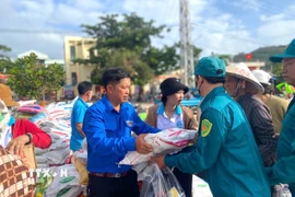 Những gian hàng tại Chợ phiên Cù Lao Xanh đã góp phần cung cấp kịp thời nhu yếu phẩm cho người dân xã đảo Nhơn Châu đón Tết. (Ảnh: Quang Thái/TTXVN)