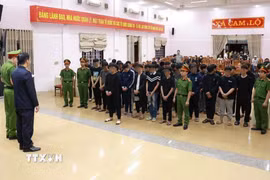 Cơ quan chức năng đọc lệnh khởi tố các bị can. (Ảnh: TTXVN phát)