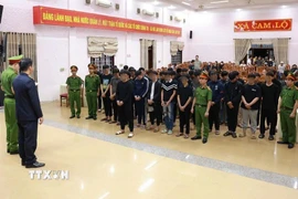 Cơ quan chức năng đọc lệnh khởi tố các bị can. (Ảnh: TTXVN phát)