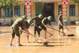 Cán bộ, chiến sỹ lực lượng vũ trang tỉnh Quảng Trị không quản ngại khó khăn, tích cực hỗ trợ địa phương khắc phục hậu quả mưa lũ. (Ảnh: Võ Dung/TTXVN)