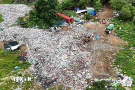 Máy móc chuyên dụng các đối tượng thực hiện hành vi “Gây ô nhiễm môi trường”. (Ảnh: TTXVN phát)