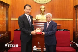 Đồng chí Đỗ Văn Chiến, Ủy viên Bộ Chính trị, Bí thư Trung ương Đảng, Chủ tịch Ủy ban Trung ương Mặt trận Tổ quốc Việt Nam tặng quà Đại sứ Trung Quốc tại Việt Nam Hà Vĩ. (Ảnh: TTXVN phát)