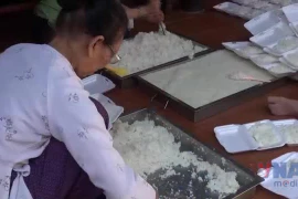 Những suất cơm gửi người dân vùng lũ Lâm Đồng