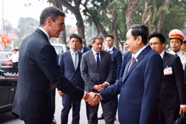 Chủ tịch Quốc hội Trần Thanh Mẫn đón Thủ tướng Tây Ban Nha Pedro Sánchez. (Ảnh: Doãn Tấn/TTXVN)