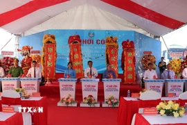 Các đại biểu nhấn nút khởi công xây dựng cầu Nha Bích. (Ảnh: Nhật Bình/TTXVN)