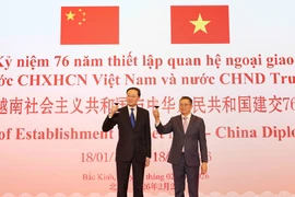 Đại sứ Phạm Thanh Bình (phải) và Thứ trưởng Bộ Ngoại giao Trung Quốc Tôn Vệ Đông (trái) chúc mừng quan hệ ngoại giao giữa hai nước. (Ảnh: Công Tuyên/TTXVN)