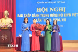Ban Chấp hành Hội Liên hiệp Phụ nữ Việt Nam tặng hoa chúc mừng bà Lê Thị Thủy. (Ảnh: Phúc Hằng/TTXVN)